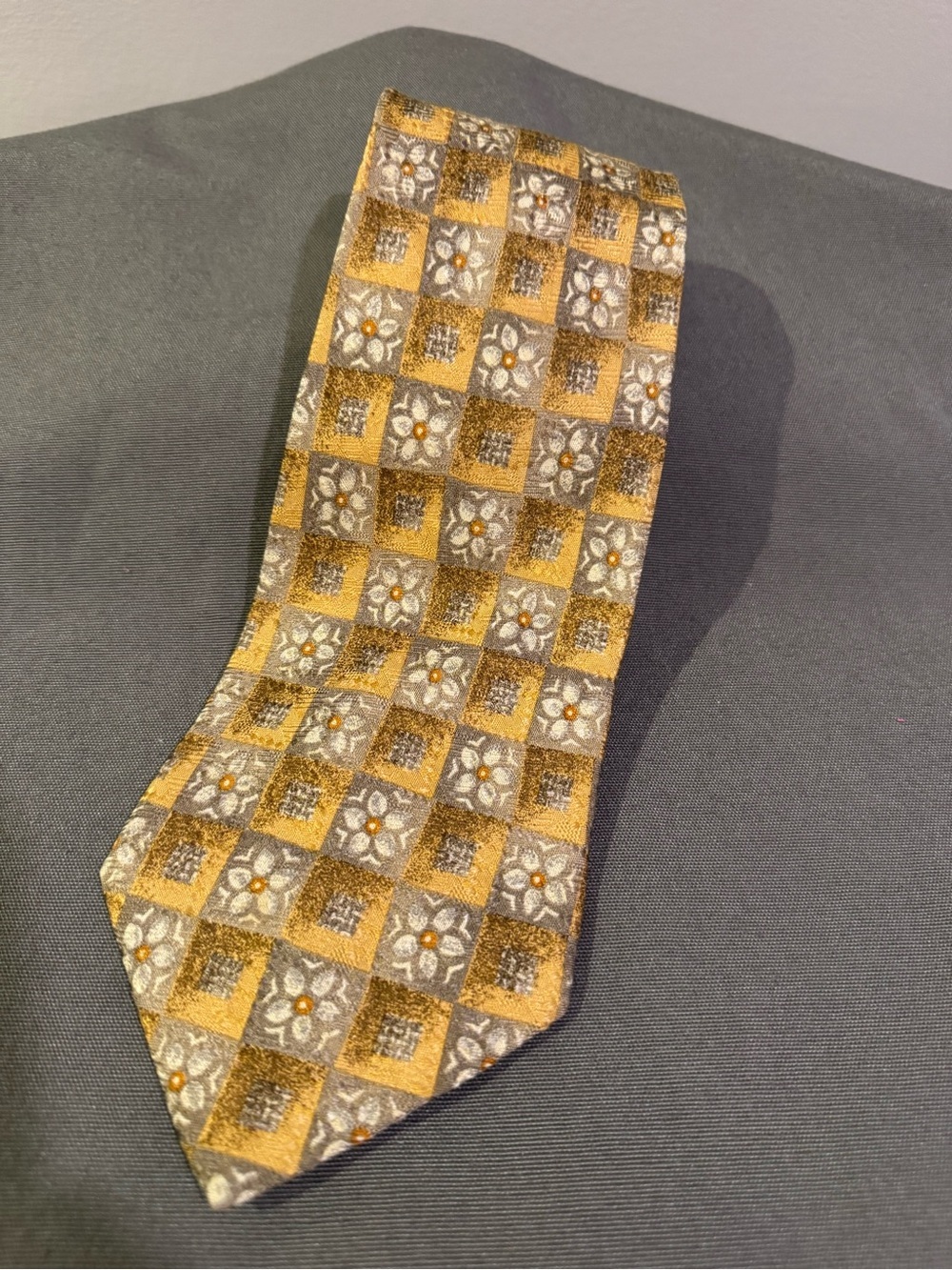 Nordstrom Men's Gold Patterned 100% Silk Tie - Classic Geometric Floral Design
